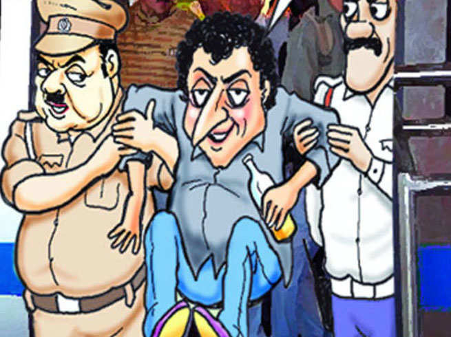 'बड़ा बाबा' बनने के लिए नशेड़ी ने मिट्टी में गर्दन दबाई, पुलिस ने बचाई जान