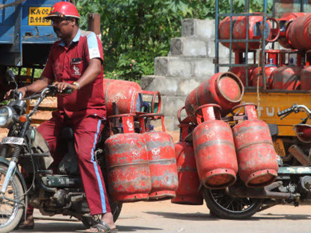 महंगाई का डबल डोज, रेल किराया, LPG महंगे