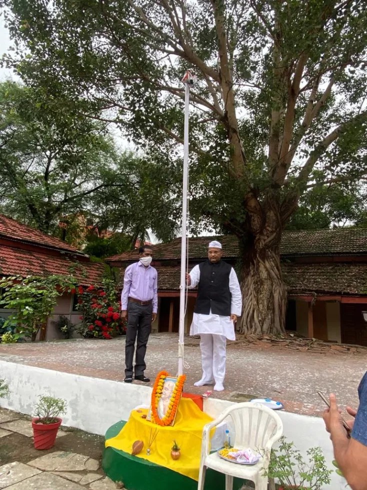 पाठ्य पुस्तक निगम में शैलेश नितिन त्रिवेदी ने फहराया तिरंगा