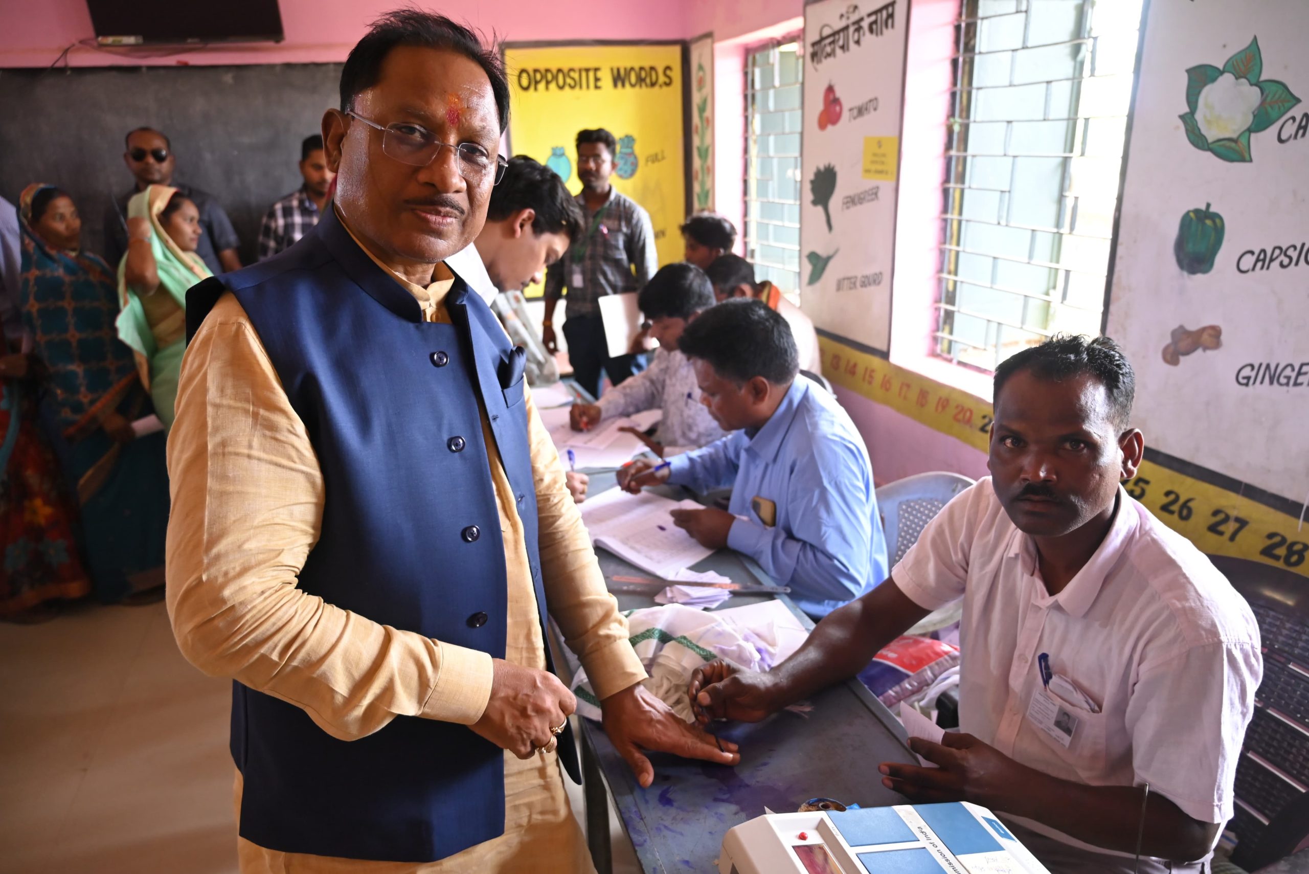 मुख्यमंत्री विष्णु देव साय ने गृह ग्राम बगिया में किया मतदान, जनता से की मतदान की अपील