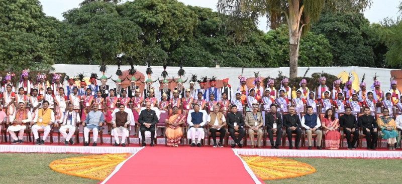 राष्ट्रपति श्रीमती द्रौपदी मुर्मु ने छत्तीसगढ के आदिवासियों के साथ लिया सामुहिक छायाचित्र