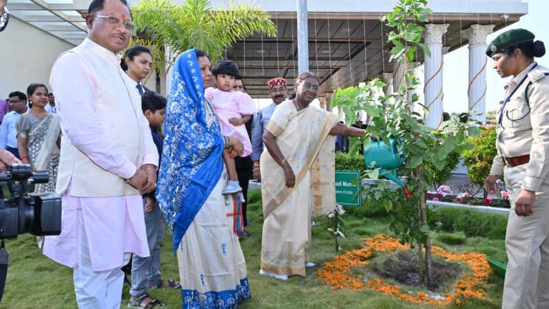 राष्ट्रपति द्रौपदी मुर्मु ने मुख्यमंत्री निवास में रोपा बेल का पौधा