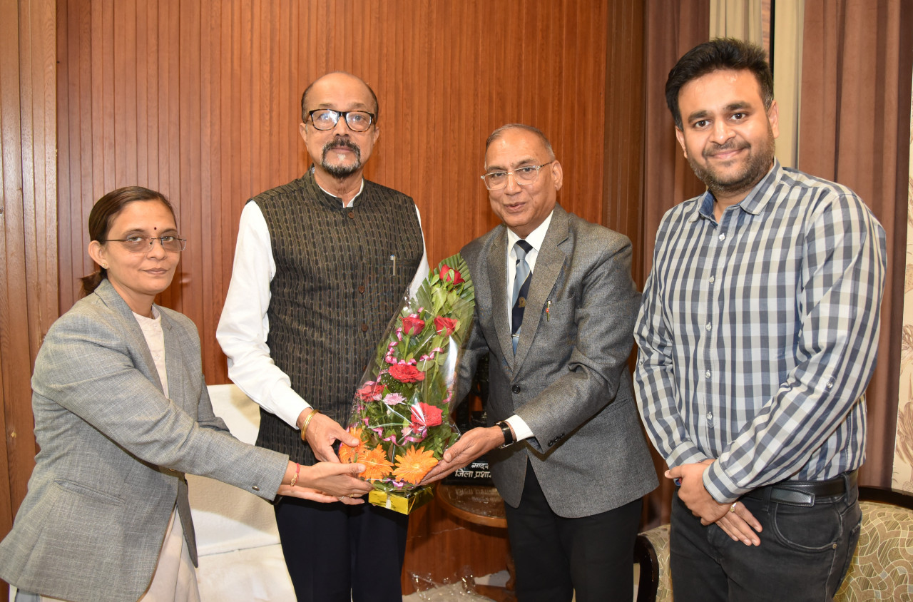 राज्यपाल रमेन डेका से राज्य उपभोक्ता विवाद प्रतितोष आयोग के अध्यक्ष चौरड़िया ने सौजन्य भेंट की