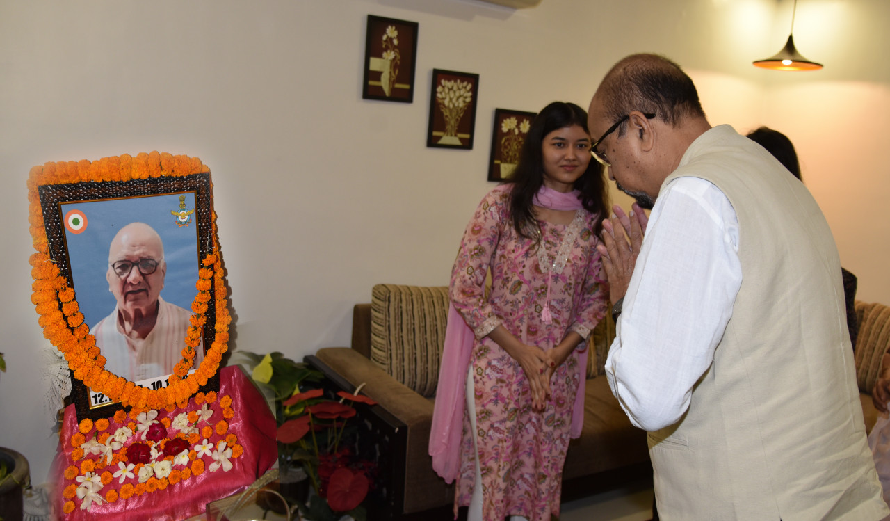 राज्यपाल श्री रमेन डेका ने विंग कमांडर (सेवानिवृत्त) एमबी ओझा के निधन पर उन्हें दी श्रद्धांजलि