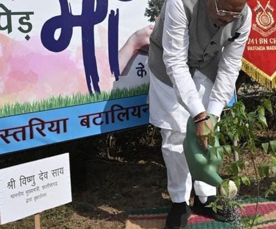 मुख्यमंत्री साय ने ‘एक पेड़ मां के नाम’ अभियान के तहत सीआरपीएफ के बस्तरिया बटालियन परिसर में लगाया नीम का पौधा