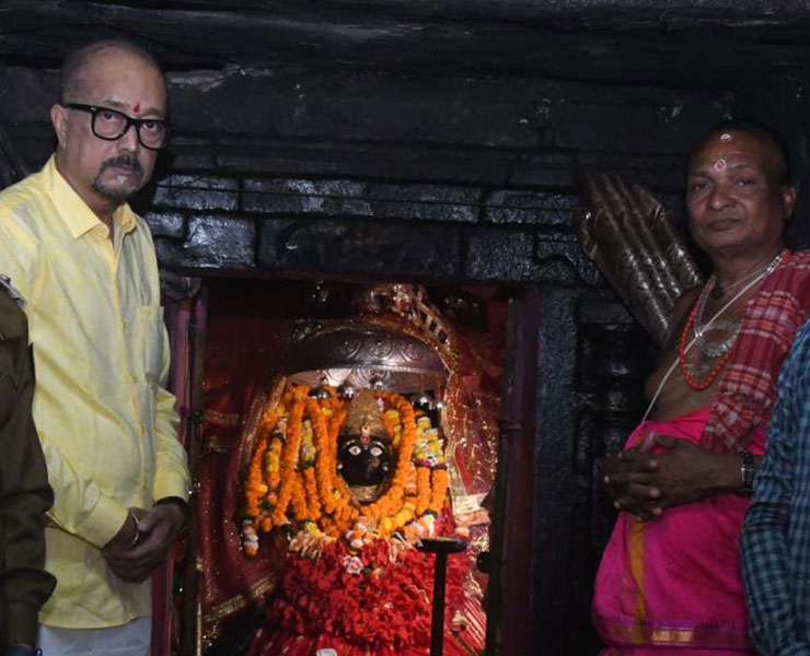 राज्यपाल डेका ने बस्तर की आराध्य देवी माँ दन्तेश्वरी की पूजा-अर्चना कर प्रदेशवासियों की खुशहाली की कामना की