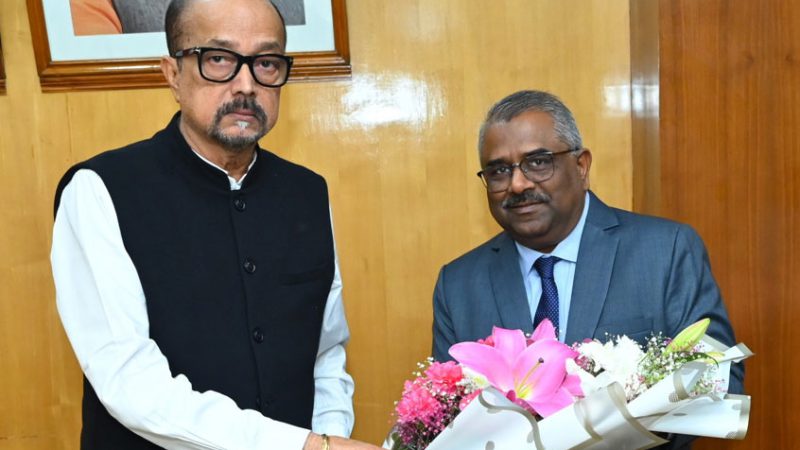 राज्यपाल डेका से रेल्वे अधिकारियों ने की सौजन्य भेंट