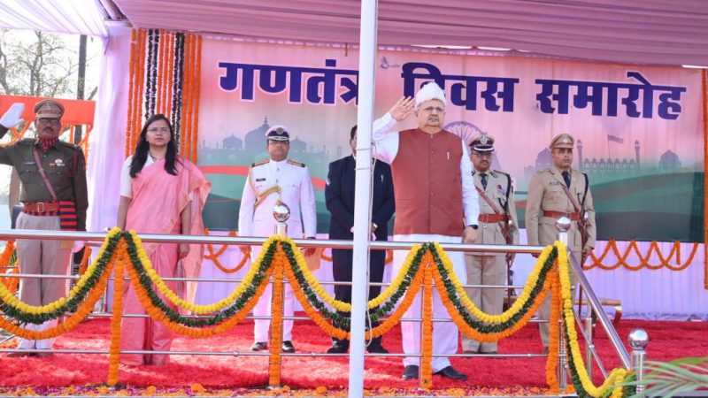 दुर्ग में विधान सभा अध्यक्ष डॉ. रमन सिंह ने राष्ट्रीय ध्वज फहराया