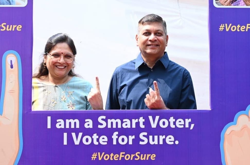 नगरीय निकाय निर्वाचन 2025 : मुख्य सचिव अमिताभ जैन ने किया अपने मताधिकार का प्रयोग