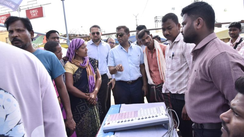 राज्य निर्वाचन आयुक्त अजय सिंह ने प्रचार हेतु ईवीएम मशीन की लाइव डेमो का किया अवलोकन