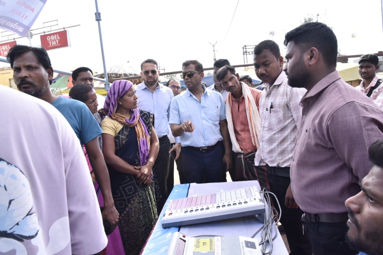 राज्य निर्वाचन आयुक्त अजय सिंह ने प्रचार हेतु ईवीएम मशीन की लाइव डेमो का किया अवलोकन