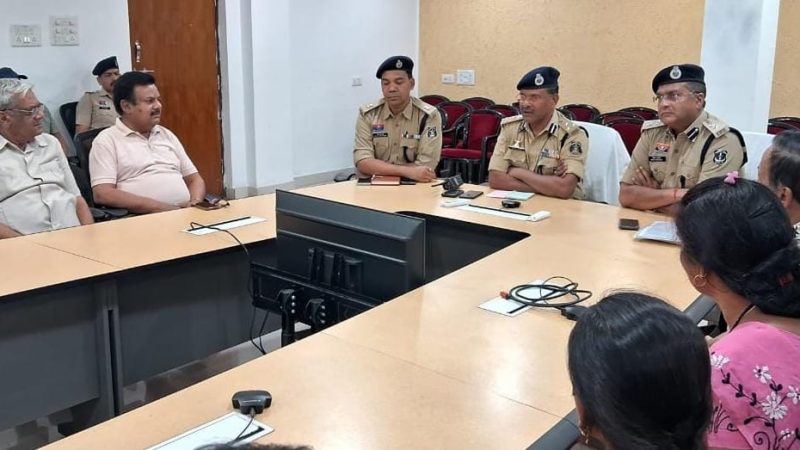 सिविल लाइन रायपुर में क्रिश्चियन समुदाय के साथ शांति समिति की बैठक आयोजित