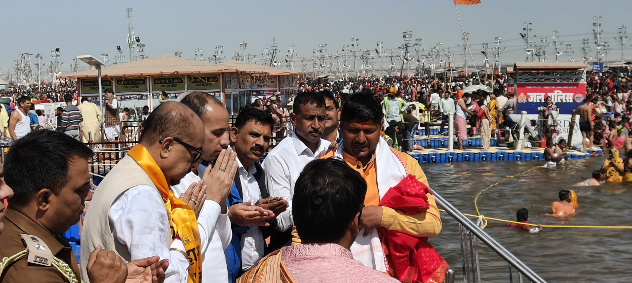 राज्यपाल डेका ने महाकुंभ के अवसर पर त्रिवेणी संगम में किया स्नान