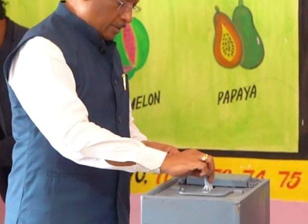 मुख्यमंत्री विष्णुदेव साय ने पंचायत चुनाव के तीसरे चरण में किया मतदान