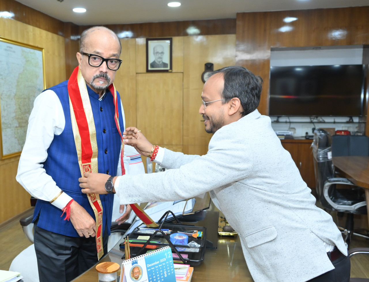 राज्यपाल डेका से युवा अग्रवाल समाज के अध्यक्ष ने की सौजन्य भेंट