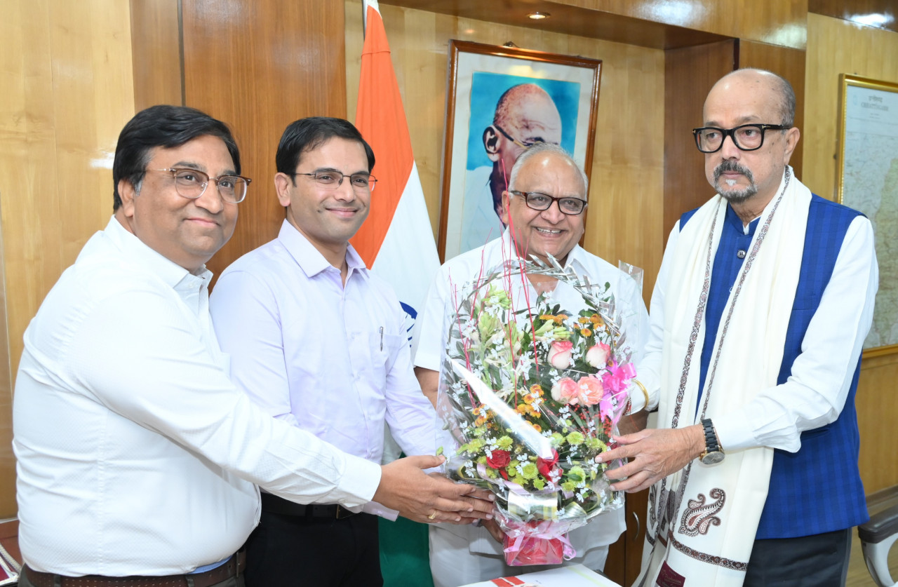 राज्यपाल डेका से दिगम्बर जैन समाज के अध्यक्ष ने की सौजन्य भेंट
