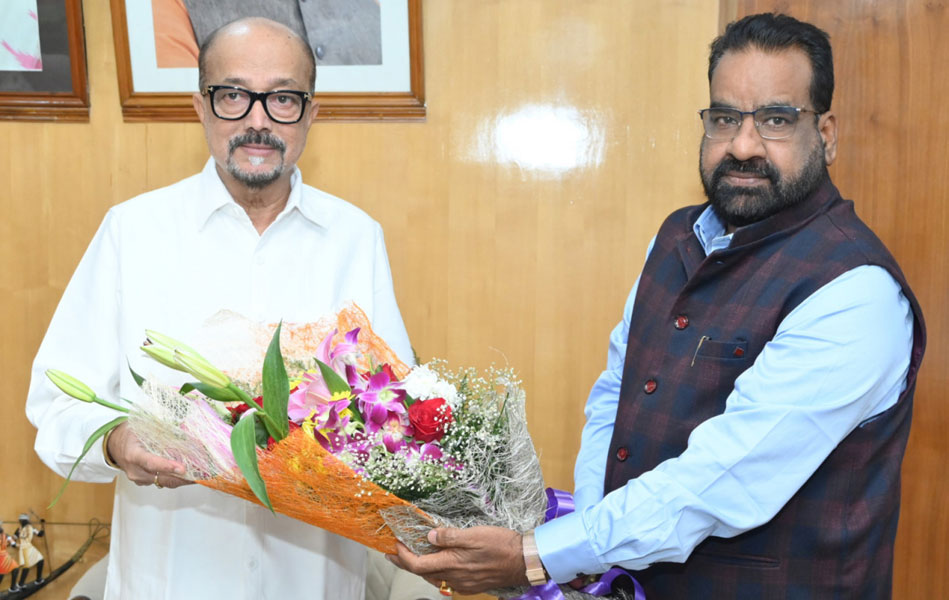 राज्यपाल श्री डेका से कुलपति ने सौजन्य भेंट की