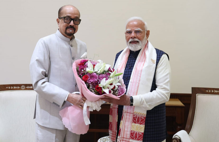 प्रधानमंत्री मोदी से राज्यपाल डेका ने सौजन्य भेंट की