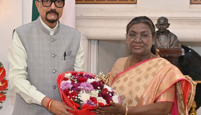 राष्ट्रपति श्रीमती मुर्मु से राज्यपाल डेका ने सौजन्य भेंट की