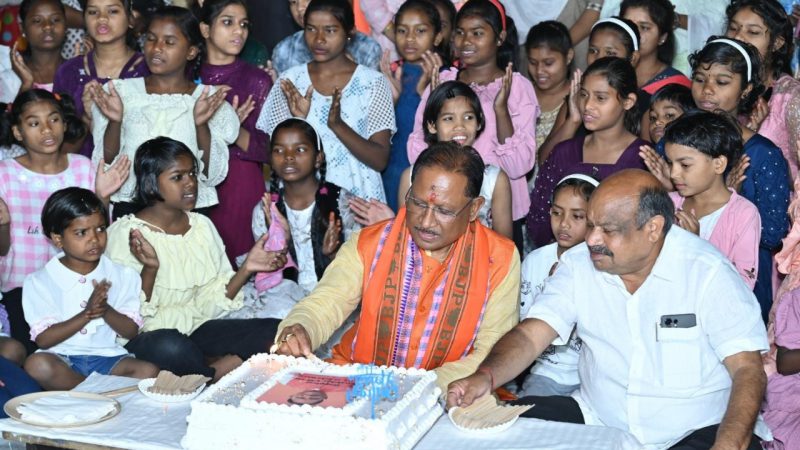 नन्ही मुस्कानों के संग मुख्यमंत्री साय ने मनाया अपना जन्मदिन