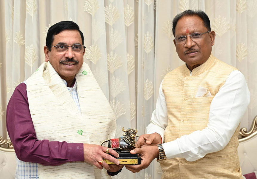 मुख्यमंत्री विष्णुदेव साय ने केंद्रीय मंत्री प्रहलाद जोशी का किया आत्मीय स्वागत