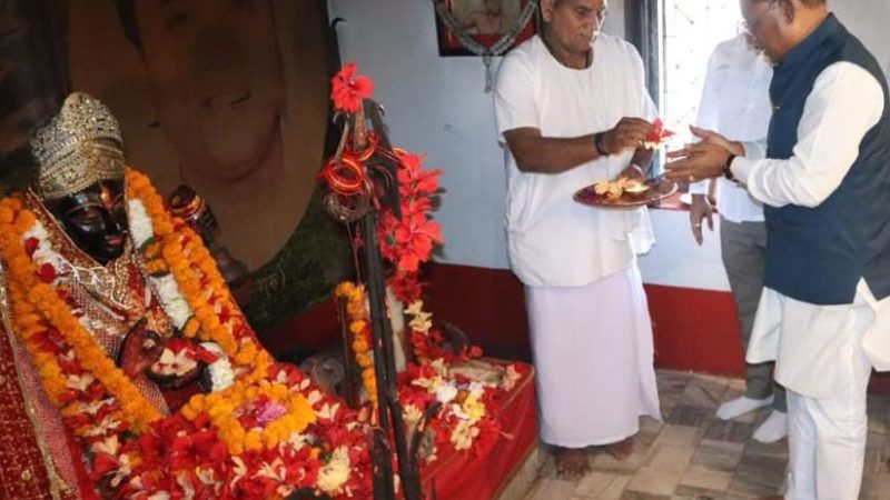 मुख्यमंत्री साय ने सोगड़ा आश्रम में की पूजा-अर्चना