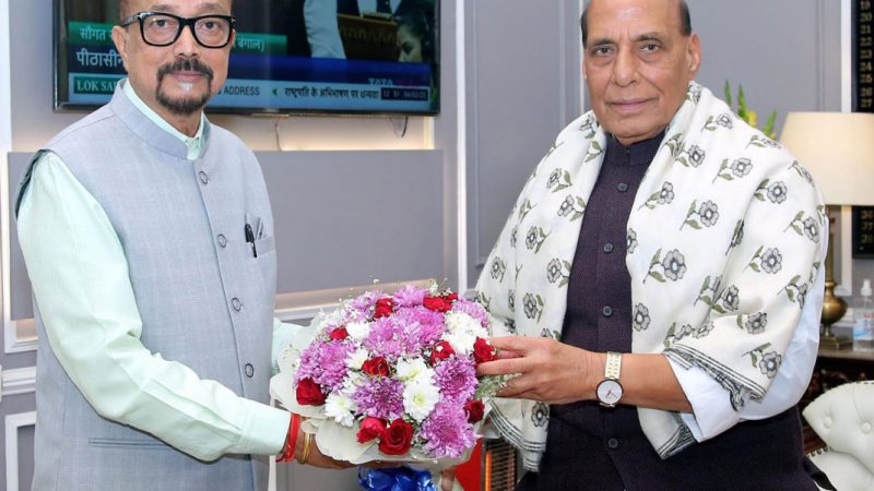 भारत के रक्षा मंत्री सिंह से राज्यपाल श्री डेका ने सौजन्य भेंट की