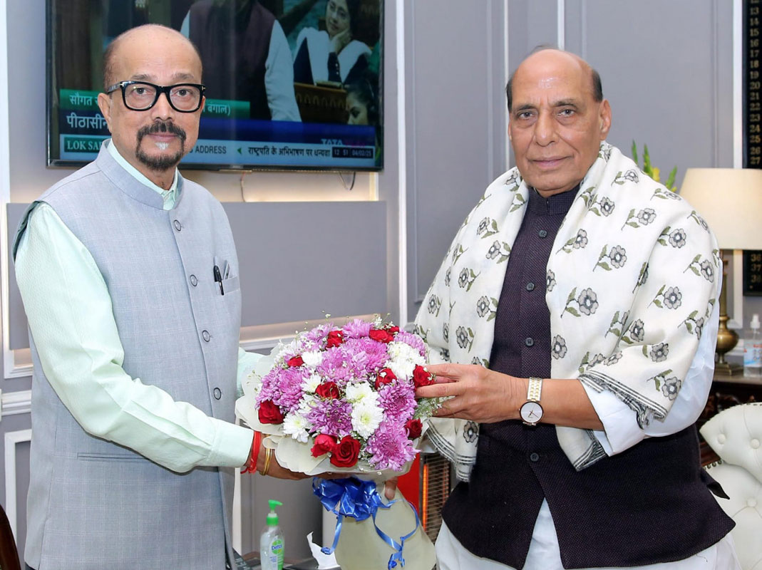 भारत के रक्षा मंत्री सिंह से राज्यपाल श्री डेका ने सौजन्य भेंट की