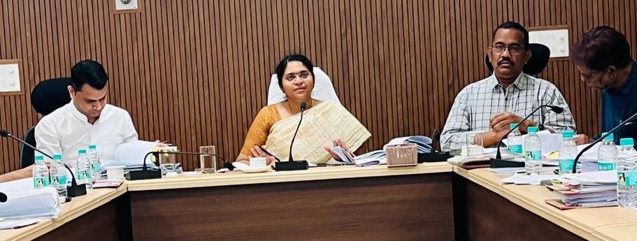 आबकारी सचिव सह आयुक्त सुश्री आर. संगीता ने की विभागीय कार्यों की समीक्षा : अवैध मदिरा और मादक पदार्थों पर सख्त कार्रवाई के निर्देश