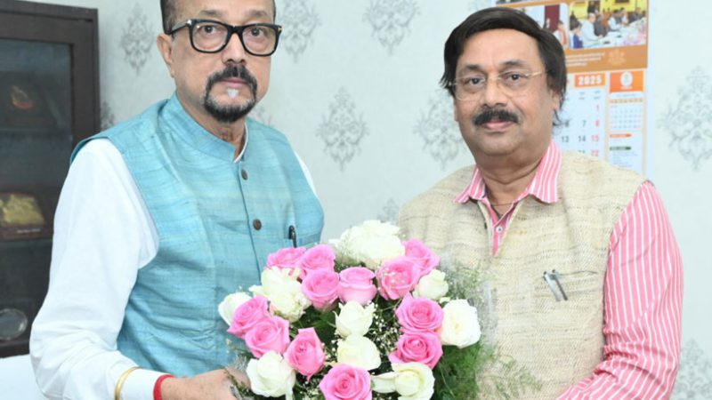 राज्यपाल डेका से विधानसभा सचिव शर्मा ने की सौजन्य भेंट