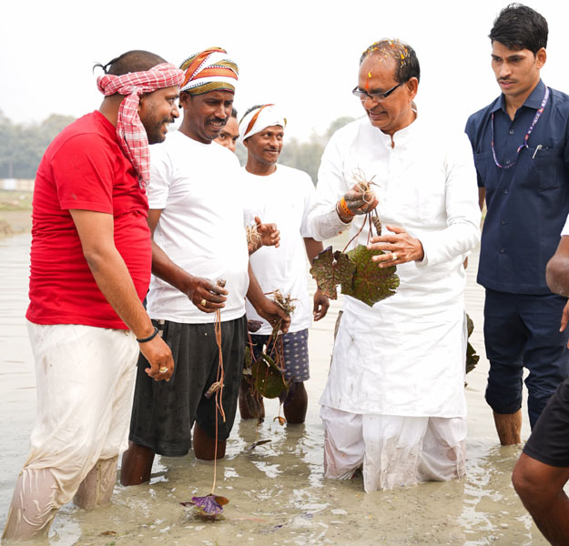 केंद्रीय कृषि मंत्री शिवराज सिंह चौहान ने दरभंगा में तालाब में उतरकर मखाना के किसानों से की चर्चा