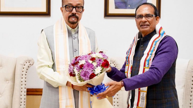 भारत के कृषि और किसान कल्याण मंत्री चौहान से राज्यपाल डेका ने सौजन्य भेंट की