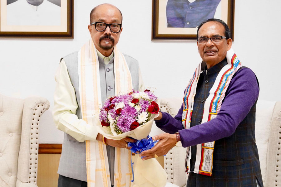 भारत के कृषि और किसान कल्याण मंत्री चौहान से राज्यपाल डेका ने सौजन्य भेंट की