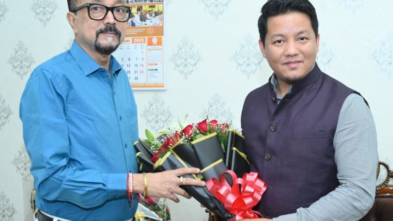 राज्यपाल डेका से सांसद डॉ. सुब्बा ने सौजन्य भेंट की