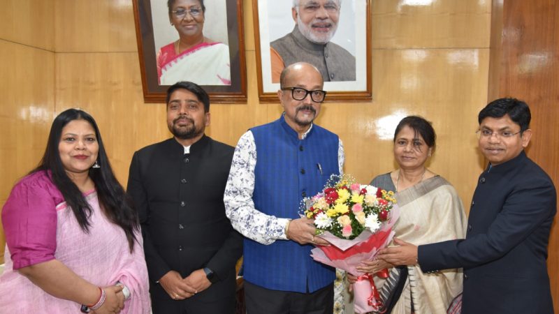 राज्यपाल डेका से भारतीय प्रशासनिक सेवा के अधिकारियों ने सौजन्य भेंट की