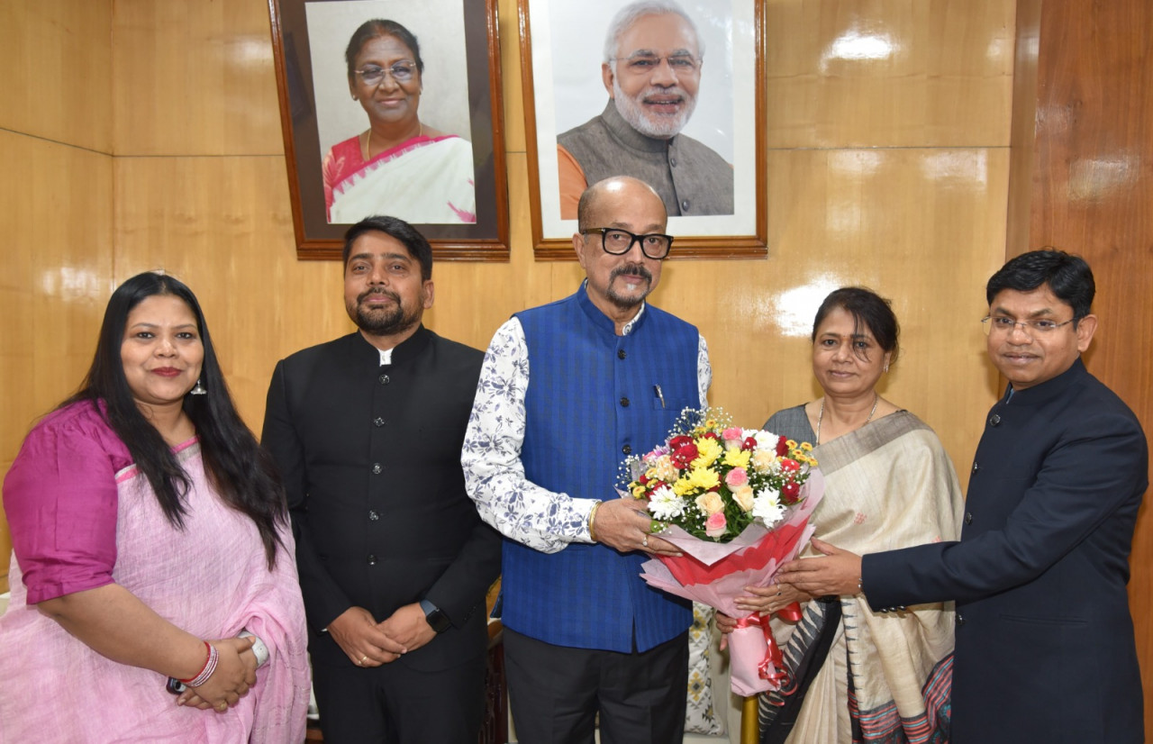 राज्यपाल डेका से भारतीय प्रशासनिक सेवा के अधिकारियों ने सौजन्य भेंट की