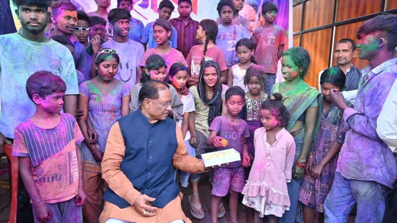बगिया में बच्चों संग मुख्यमंत्री ने मनाई रंगों की होली
