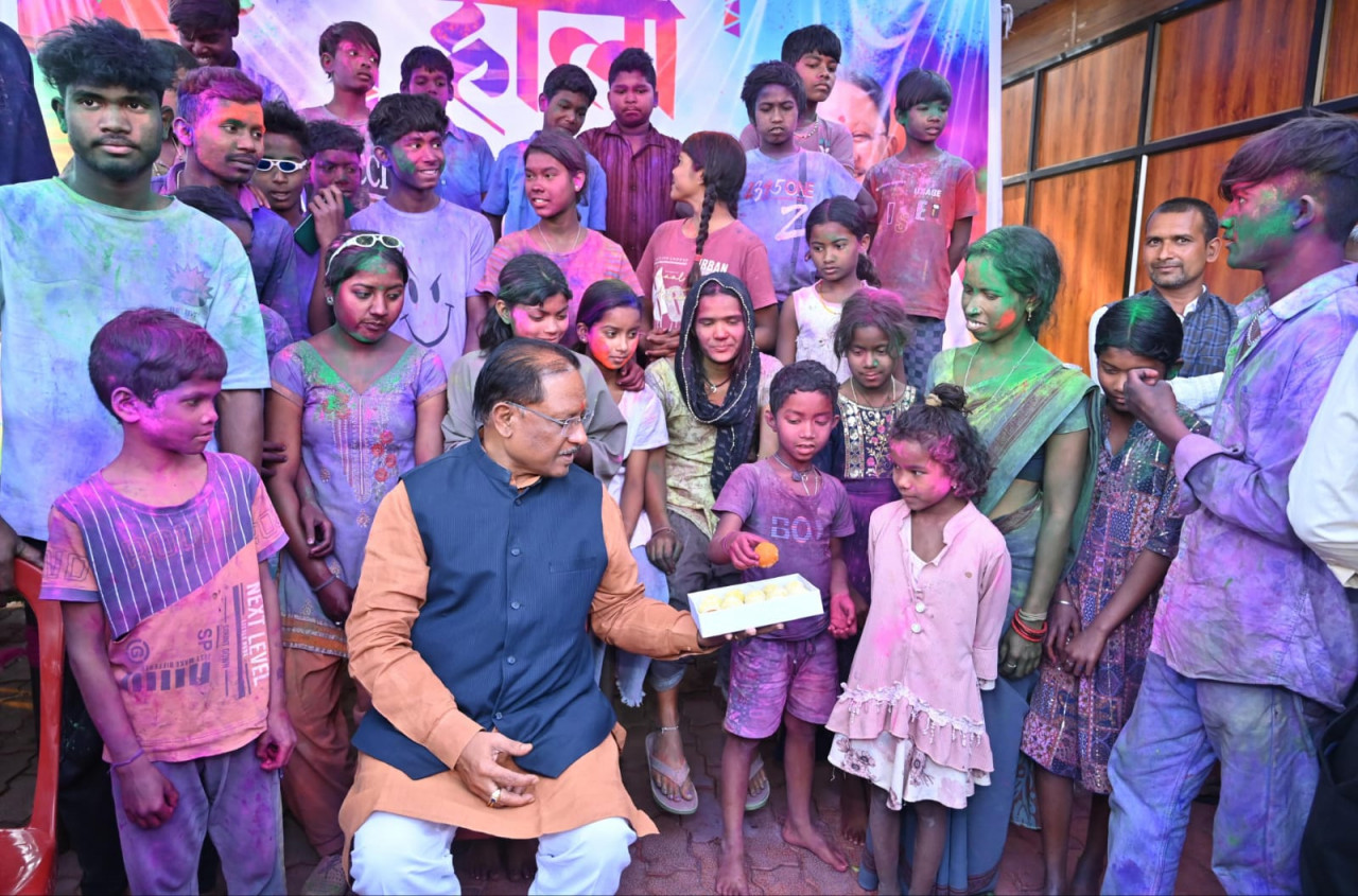 बगिया में बच्चों संग मुख्यमंत्री ने मनाई रंगों की होली