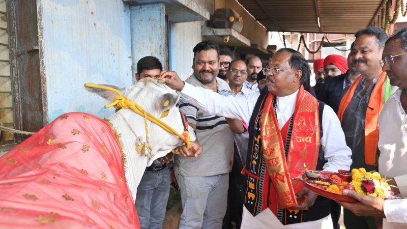 गौ-माता की सेवा कर कृषि मंत्री राम विचार नेताम  ने मनाया अपना जन्मदिन