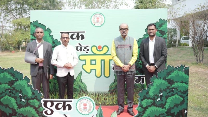 राज्यपाल रमेन डेका ने कोरबा कलेक्ट्रेट परिसर में ’एक पेड़ माँ के नाम अभियान‘ अंतर्गत किया पौधारोपण