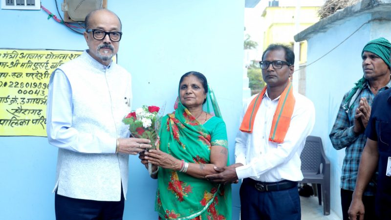 राज्यपाल रमेन डेका ने खैरागढ़ में प्रधानमंत्री आवास योजना की हितग्राही से भेंट की