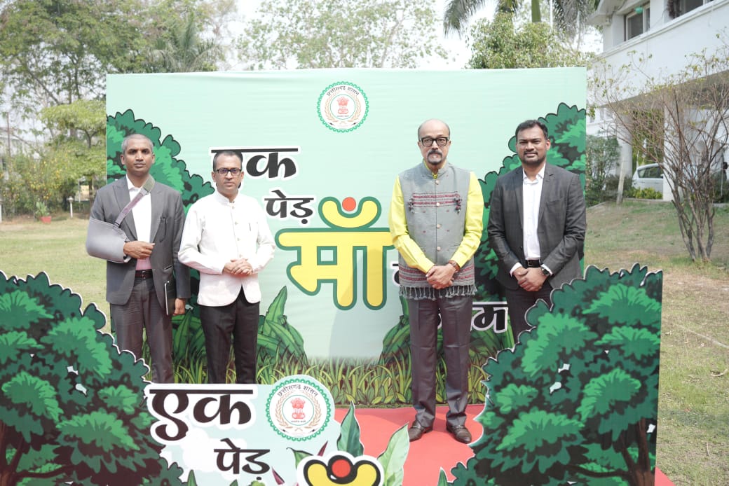 राज्यपाल रमेन डेका ने कोरबा कलेक्ट्रेट परिसर में ’एक पेड़ माँ के नाम अभियान‘ अंतर्गत किया पौधारोपण