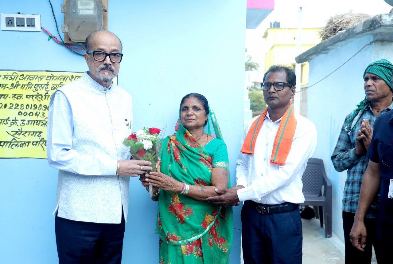 राज्यपाल रमेन डेका ने खैरागढ़ में प्रधानमंत्री आवास योजना की हितग्राही से भेंट की