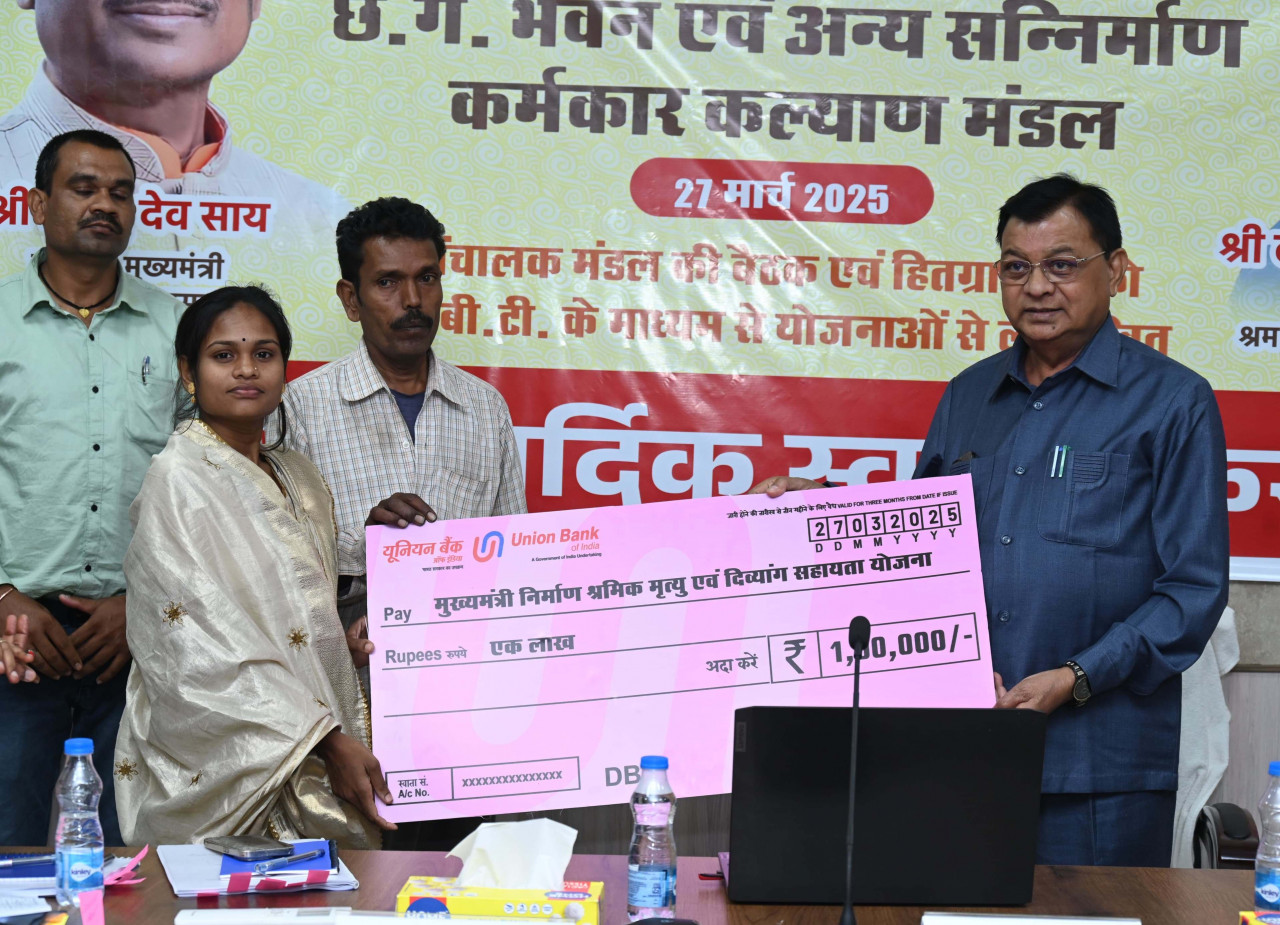 श्रम मंत्री देवांगन ने एक लाख 28 हजार से अधिक श्रमिकों के बैंक खाते में 74.44 करोड़ रूपए अंतरित किए