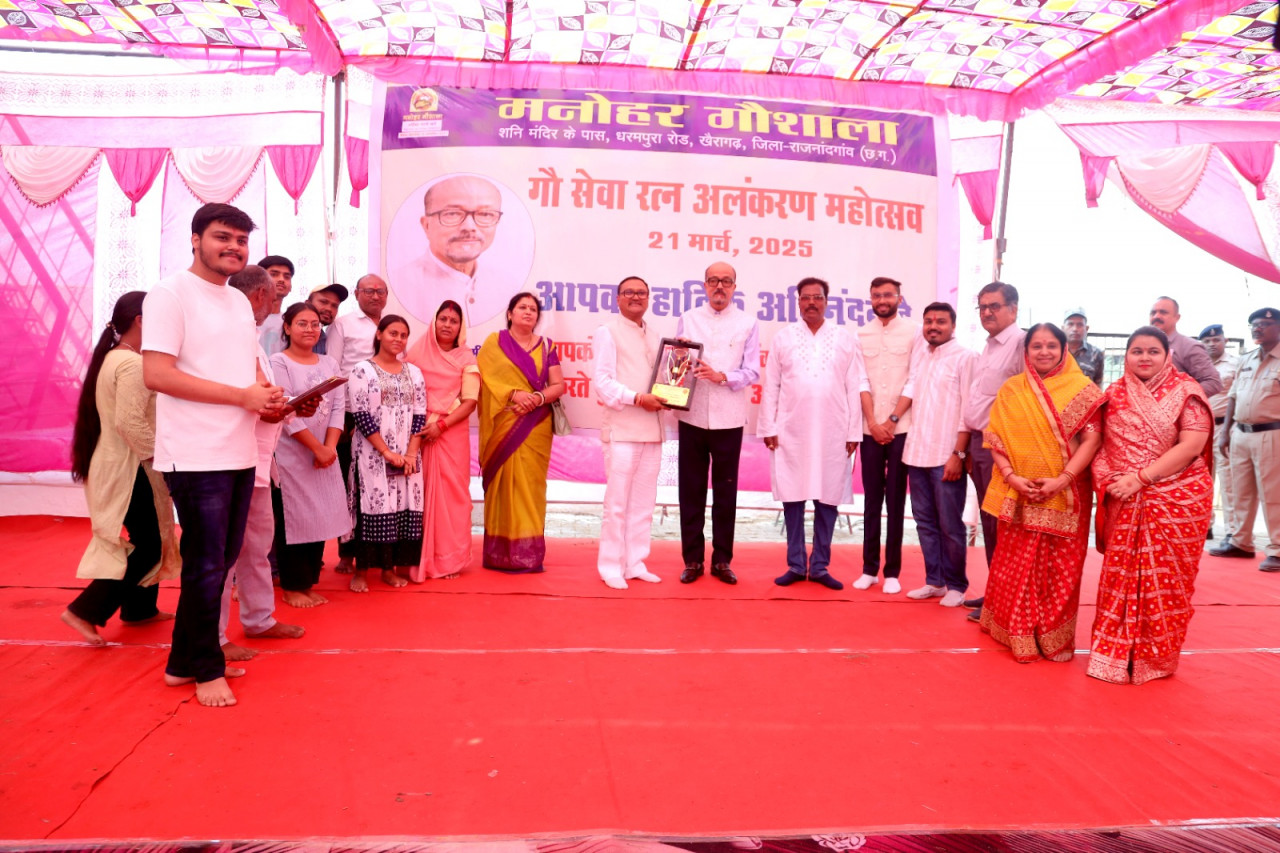 गौ सेवा रत्न अलंकरण महोत्सव- राज्यपाल रमेन डेका ने गौशाला में की पूजा अर्चना