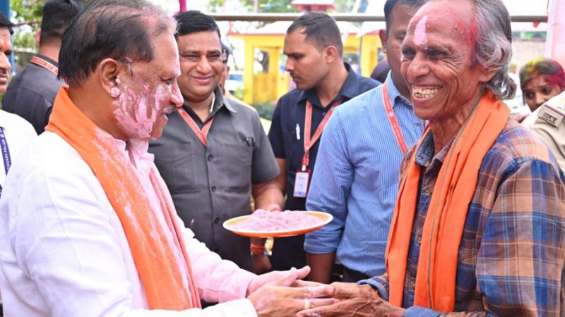 मुख्यमंत्री विष्णुदेव साय ने अपने गृह ग्राम बगिया में ग्रामीणों संग हर्षोल्लास से मनाई होली