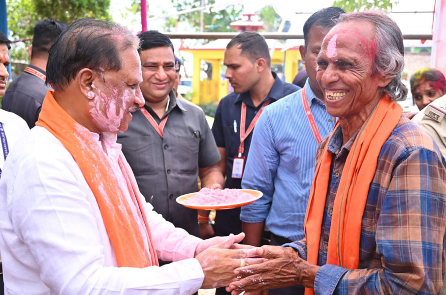 मुख्यमंत्री विष्णुदेव साय ने अपने गृह ग्राम बगिया में ग्रामीणों संग हर्षोल्लास से मनाई होली