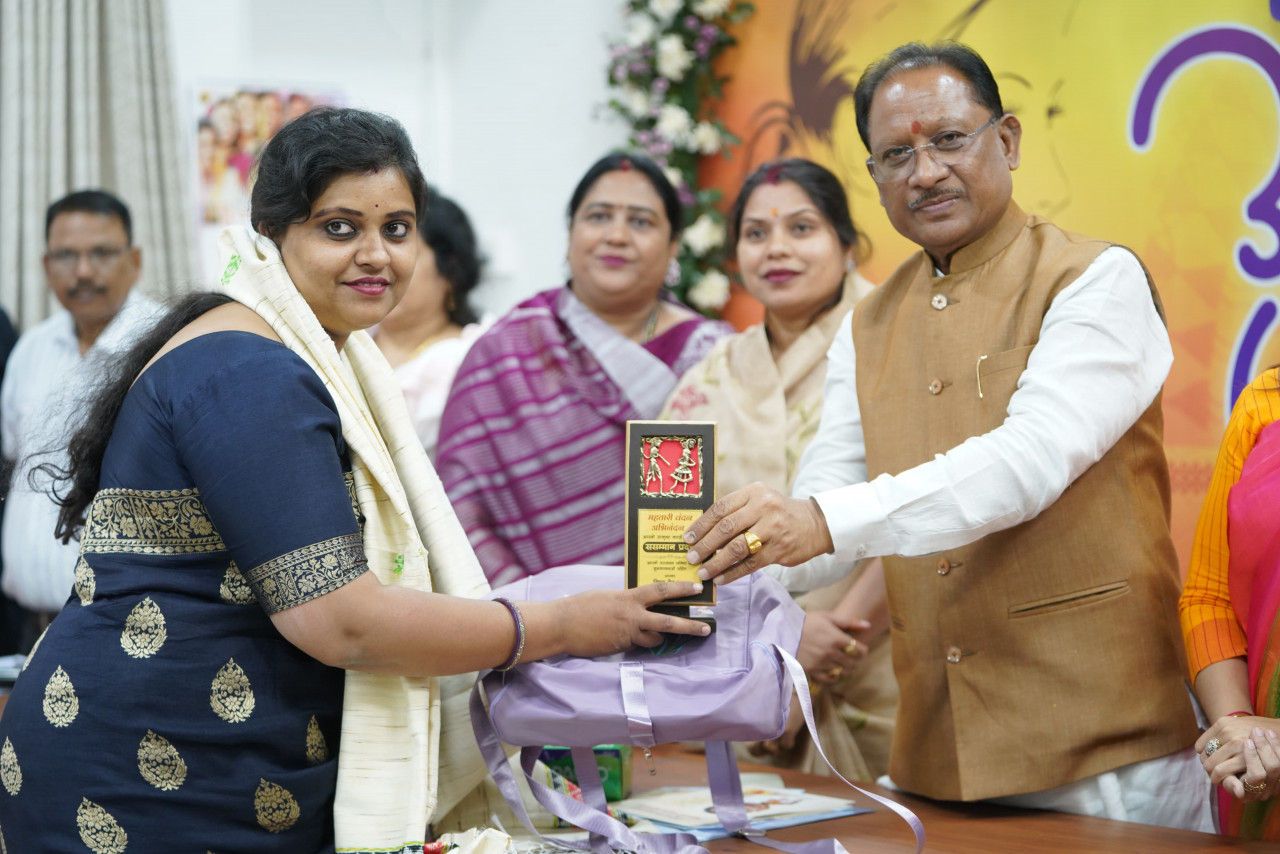 मुख्यमंत्री विष्णुदेव साय ने महिला दिवस पर महतारी वंदन अभिनंदन कार्यक्रम में जनसंपर्क विभाग की महिला अधिकारियों को किया सम्मानित