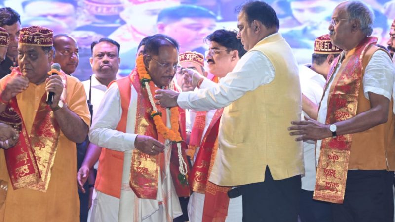 मुख्यमंत्री विष्णु देव साय ने भगवान झूलेलाल की शोभायात्रा का फूलों से किया भव्य स्वागत