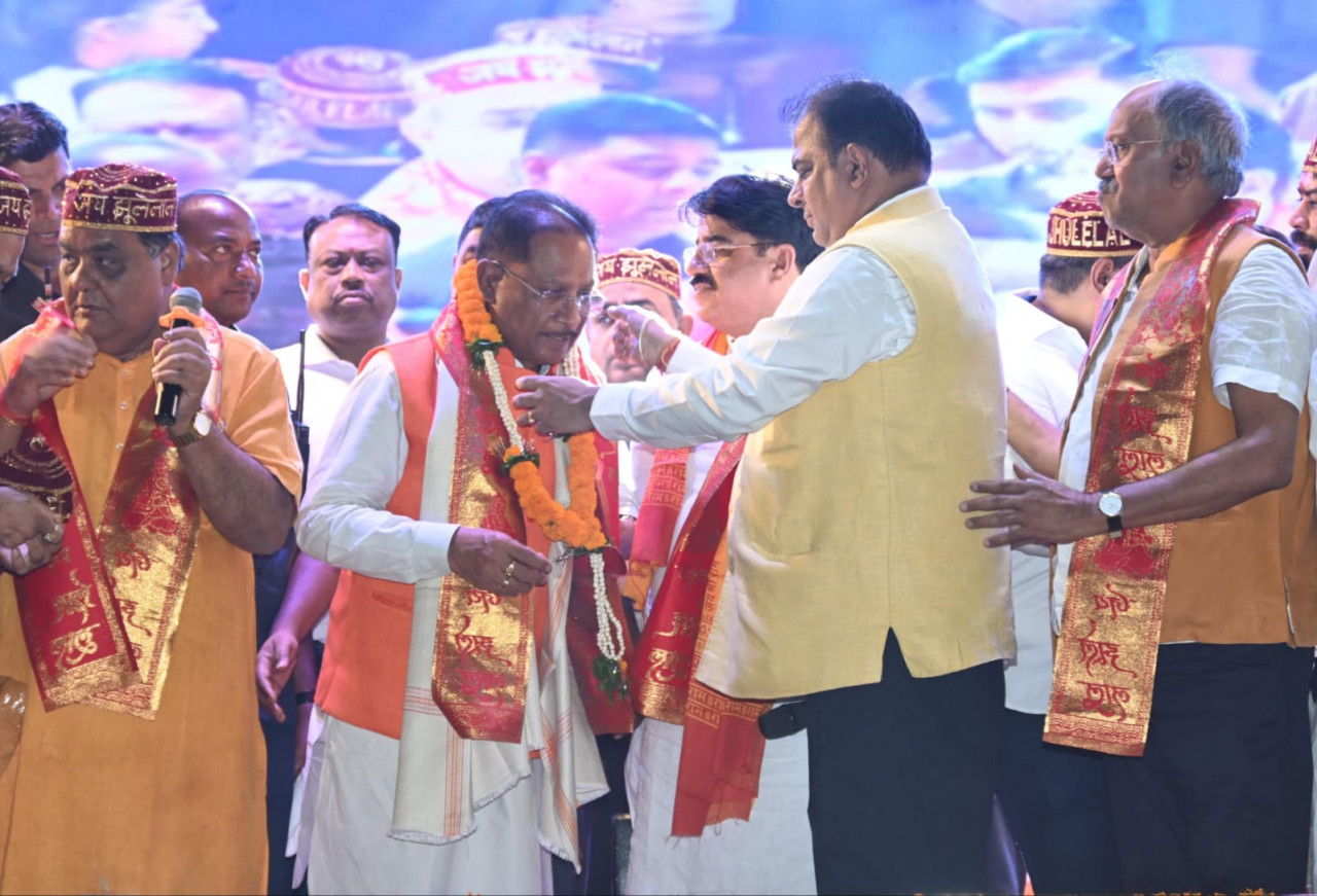 मुख्यमंत्री विष्णु देव साय ने भगवान झूलेलाल की शोभायात्रा का फूलों से किया भव्य स्वागत